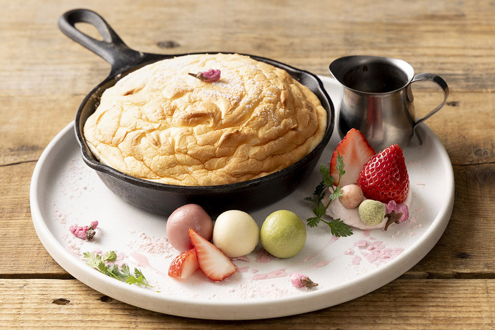 【期間限定】桜と苺がふんわりと舞うスフレパンケーキ